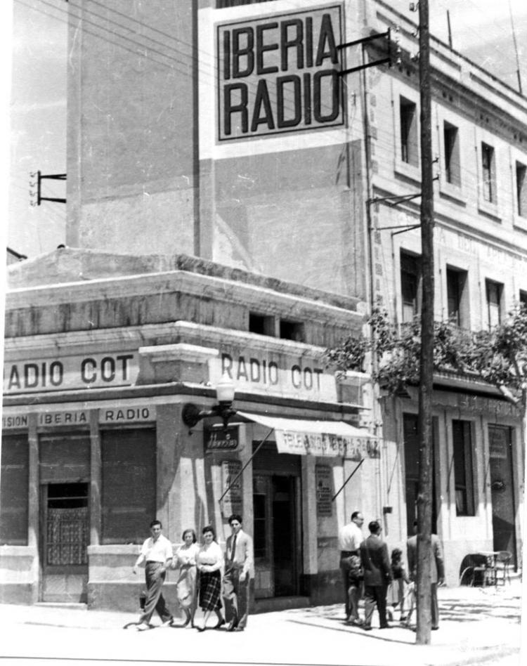 Façana de Radio Cot a la carretera de Barcelona amb Josep Llimona