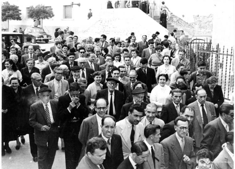 Gent a la sortida de l'església el dia de Corpus