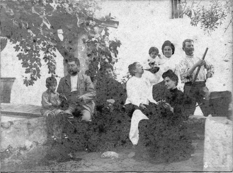 Grup de persones a la font de Can Targa