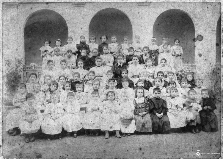 Fotografia de grup de nenes alumnes de les Escolàpies