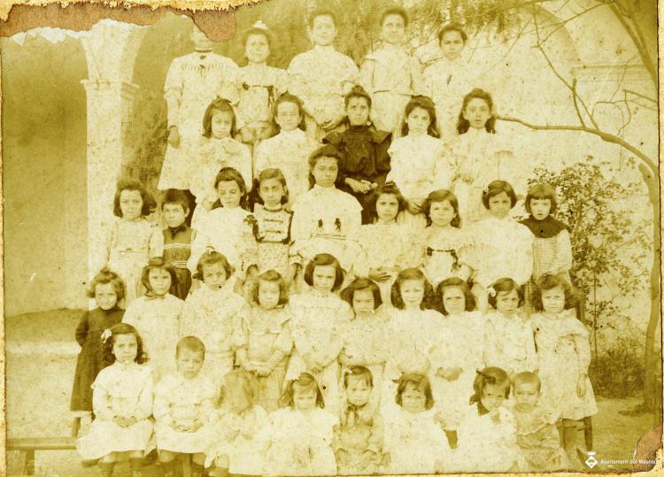 Foto de grup de nenes de l'escola de les Escolàpies