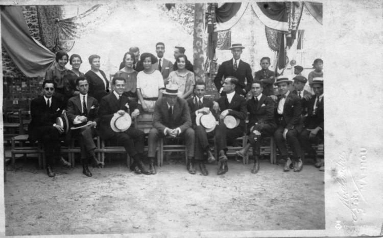 Grup de persones a l'envelat de la Festa Major