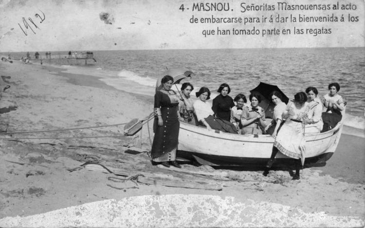 4-Señoritas masnouensas al acto de embarcarse para ir a dar la bienvenida a [...] regatas