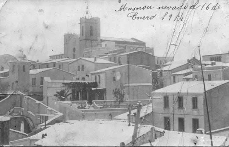 Masnou, nevada, l'església de Sant Pere al fons
