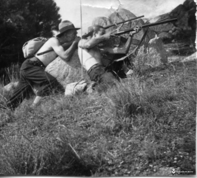 Escena de caça, dos homes apuntant amb l'escopeta
