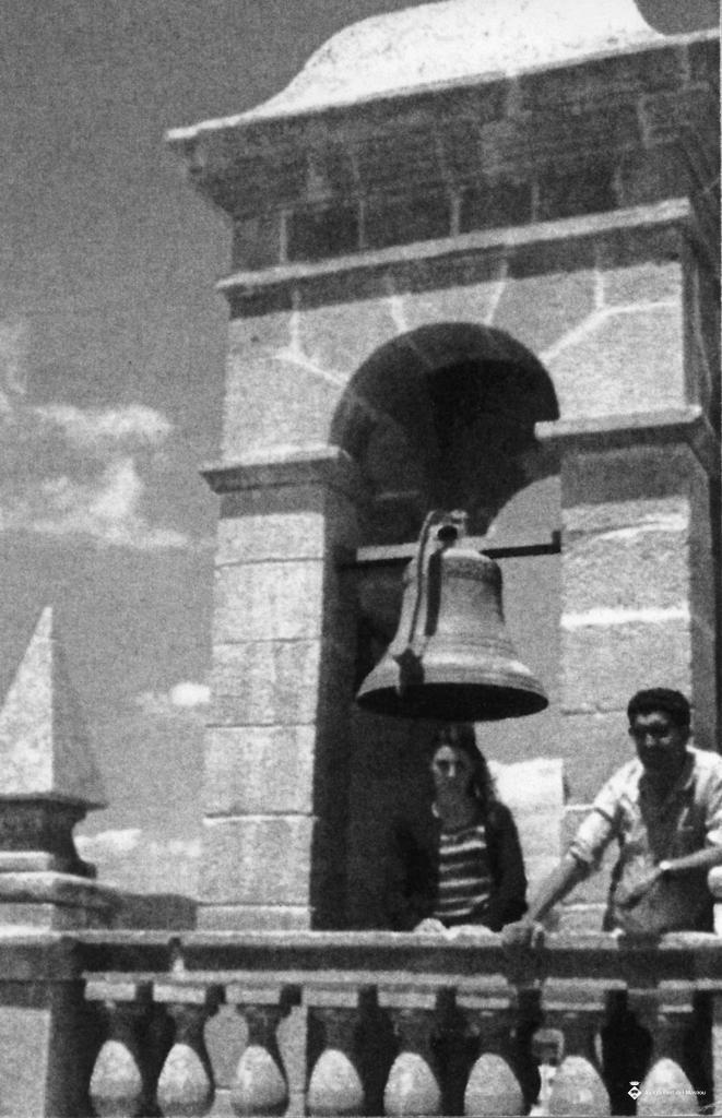 Un home i una dona al campanar de l'església de Sant Pere