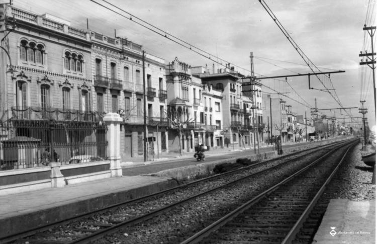 Vies del tren i carrer de Prat de la Riba a l'alçada de l'estació del Masnou
