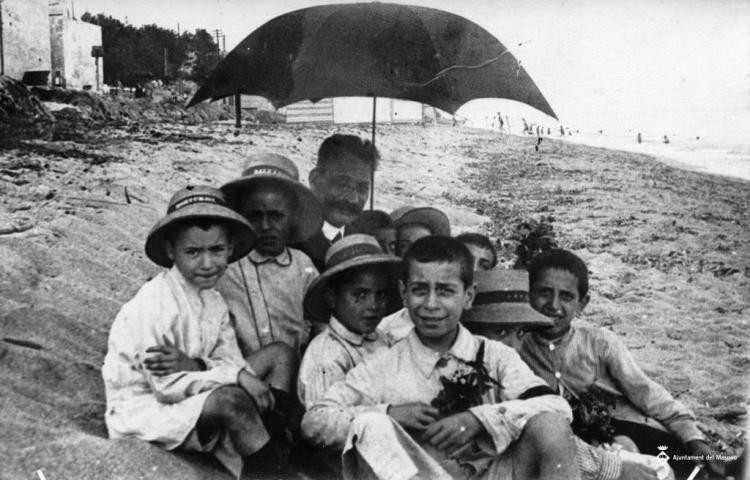 Lluís Millet amb un grup d'infants a la platja