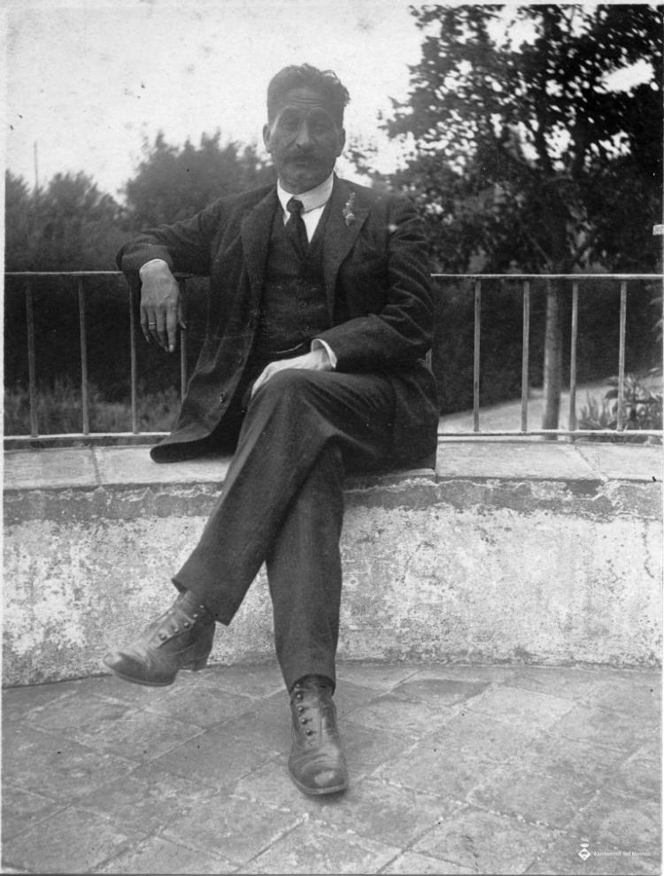 Retrat de Lluís Millet i Pagès assegut