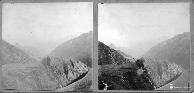 Vista estereoscòpica d'un paisatge de muntanya