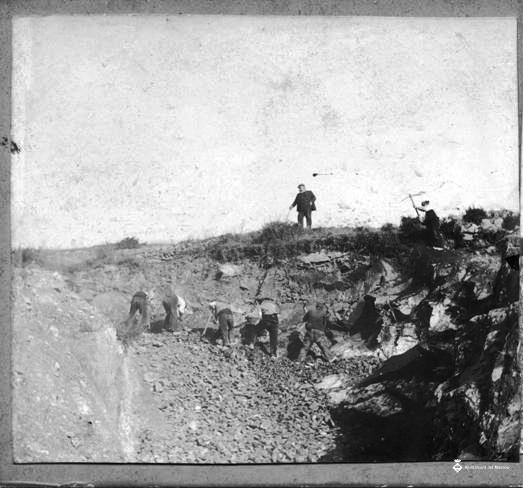 Vista estereoscòpica d'uns treballadors al camp