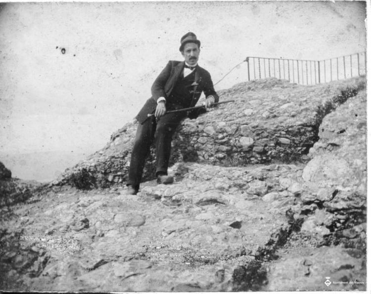 Francesc Millet i Pagès a unes roques