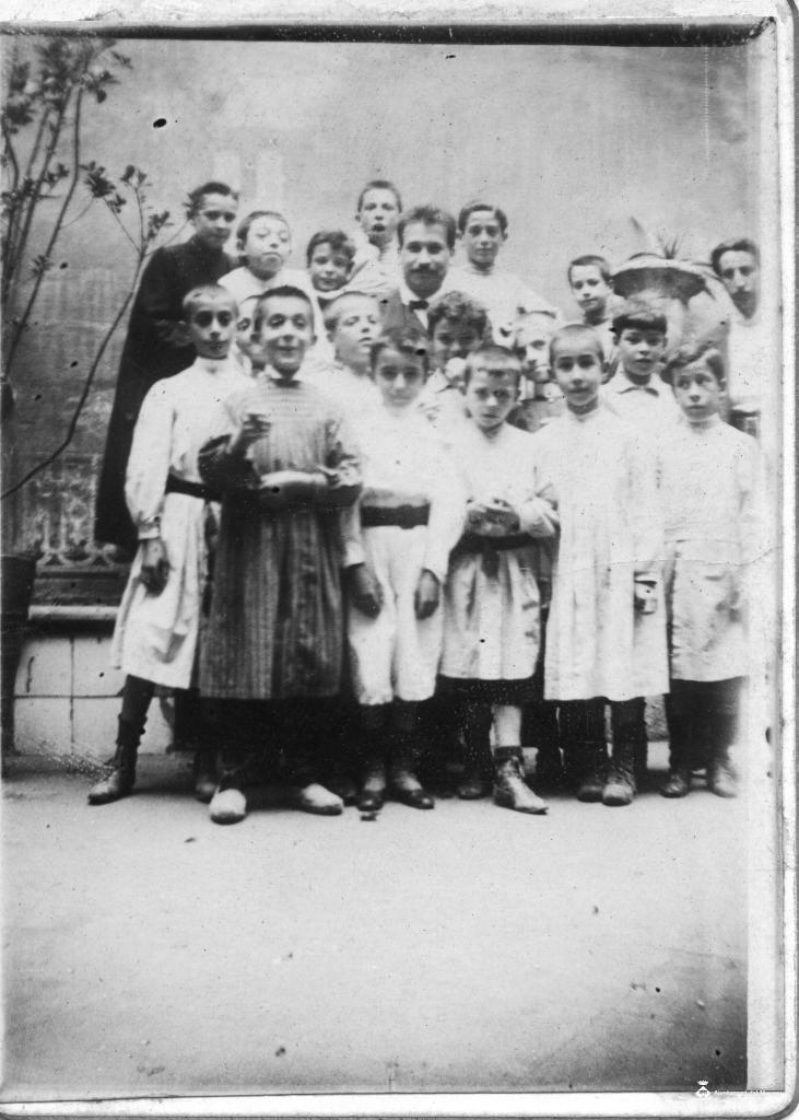 Lluís Millet i Pagès (centre) amb un grup d'infants