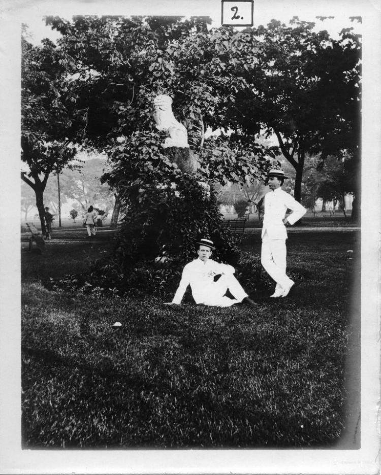 Salvador Millet Villà amb un amic en un parc
