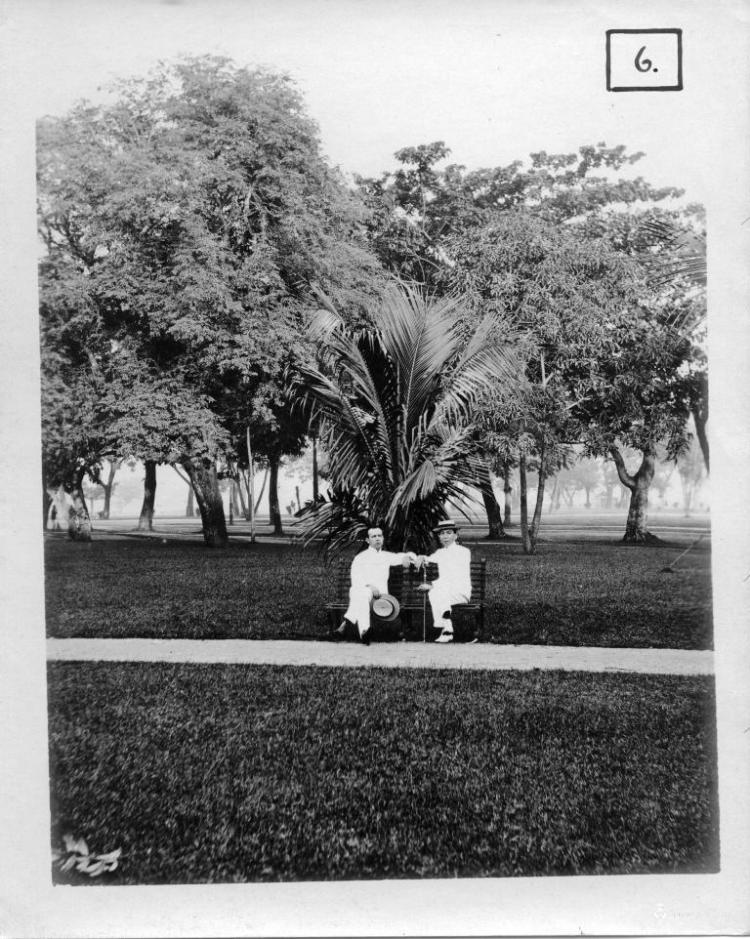 Salvador Millet Villà amb un amic en un parc