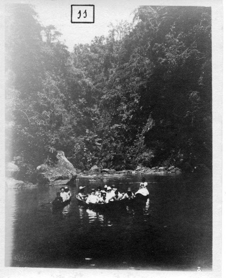 Salvador Millet Villà amb altres a canoes