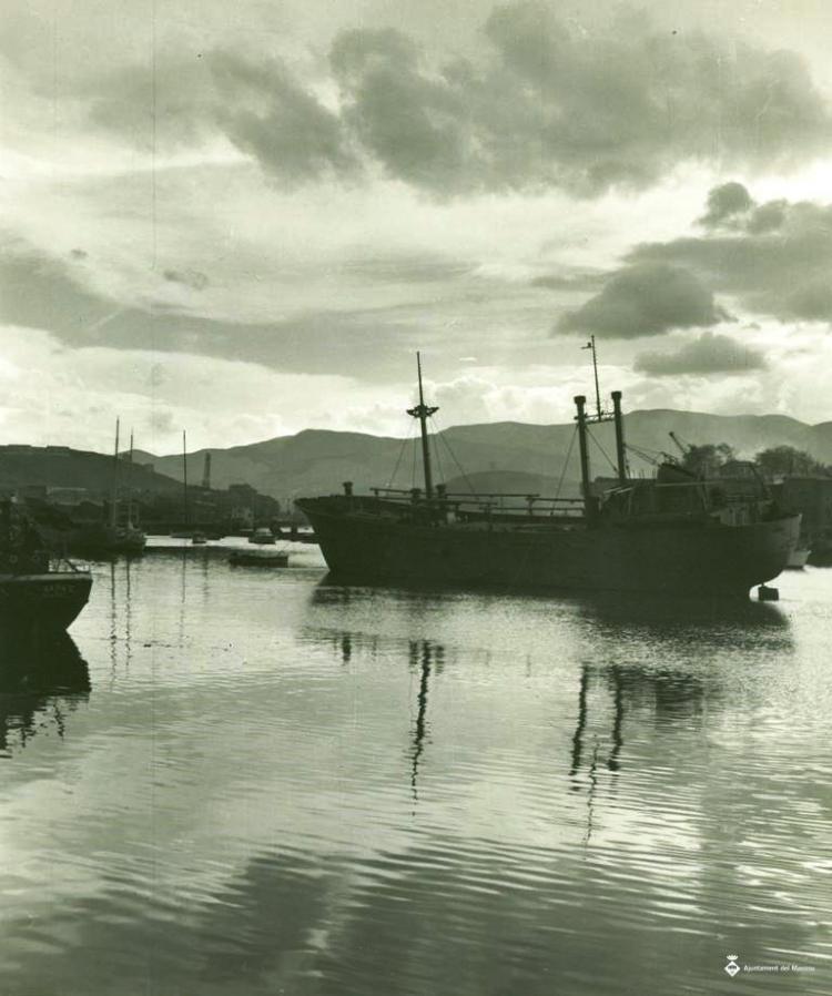 Vista d'uns vaixells a un port