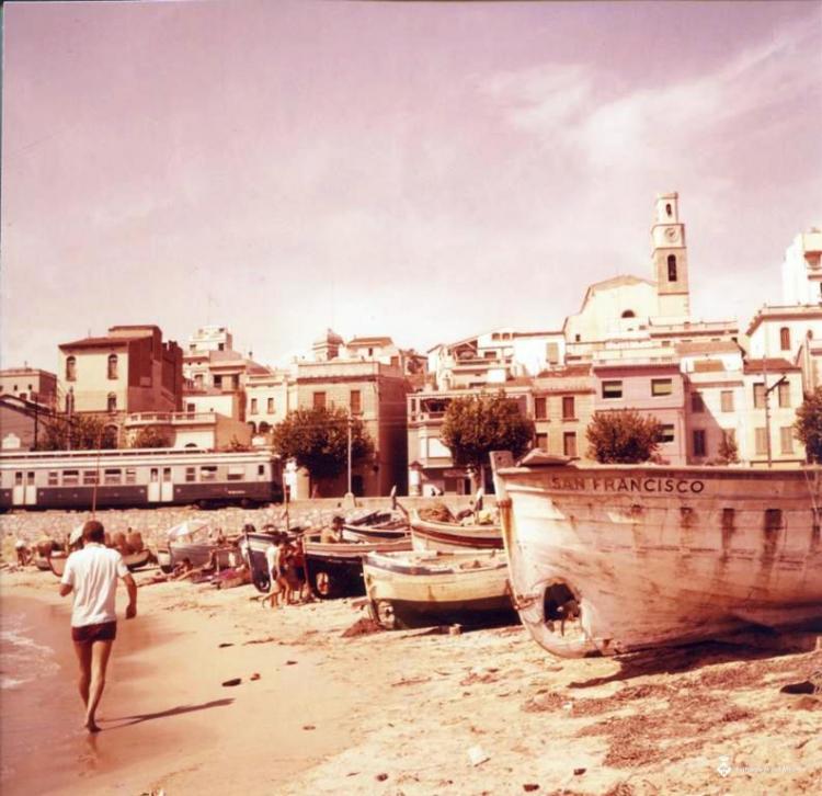 Barques de pesca a la platja dels pescadors