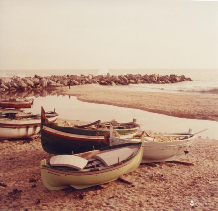 Barques de pesca a la platja dels pescadors