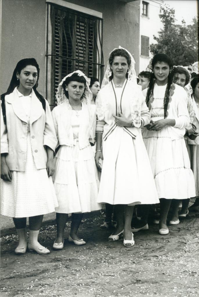 Grup de noies vestides de blanc