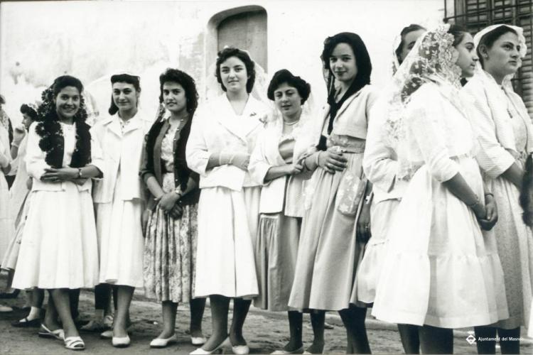 Grup de noies vestides de blanc