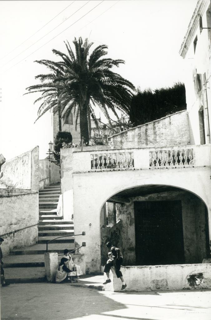 Vista de la plaça de Jaume Bertran i escales de Sant Francesc d'Assís