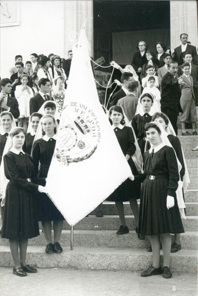 Processó de Corpus, bandera de les Escolàpies amb noies