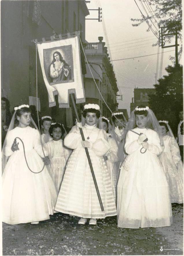 Processó de Corpus, nenes portant un estendard