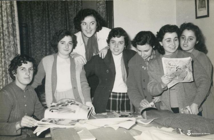 Grup d'alumnes de costura i confecció
