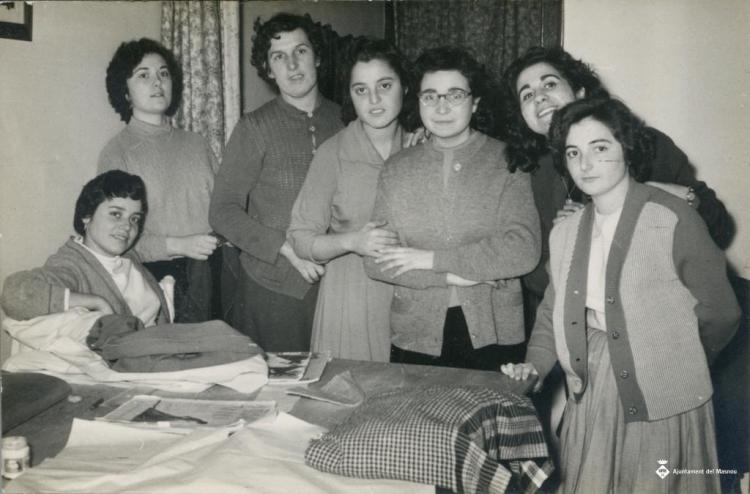 Grup d'alumnes de costura i confecció
