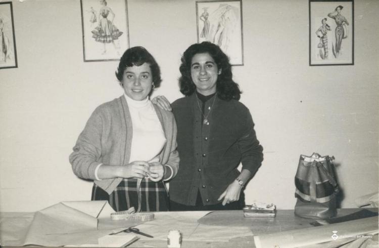Grup d'alumnes de costura i confecció
