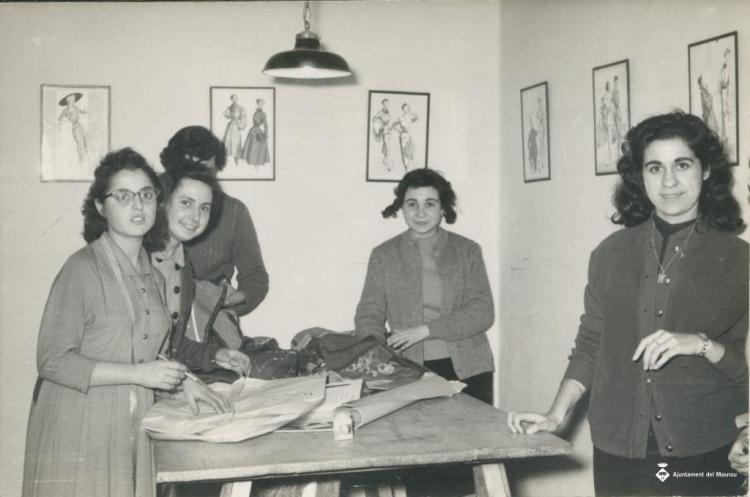 Grup d'alumnes de costura i confecció