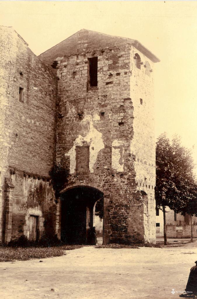 Torreó amb porta a Sant Cugat del Vallès