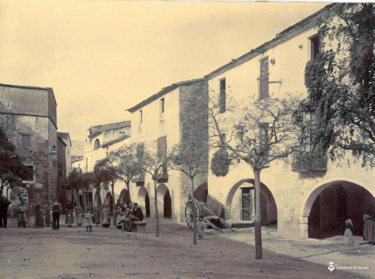 Plaça de Jaume I a Castelló d'Empúries