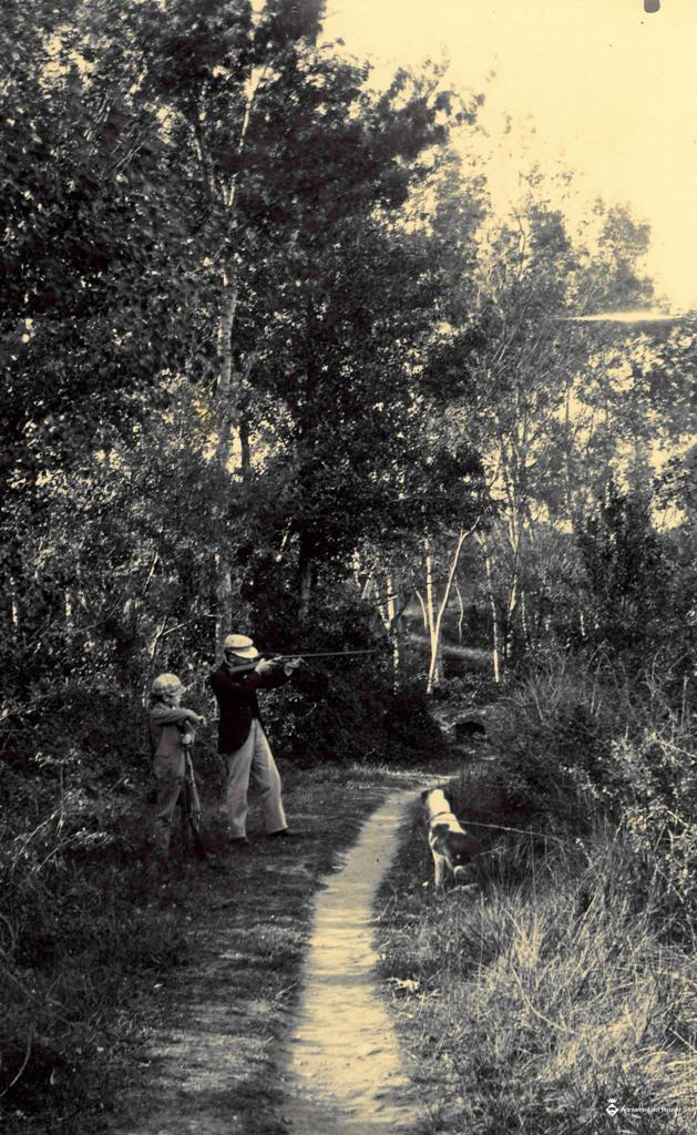 Home i nen caçant a un camí forestal a Castelló d'Empúries
