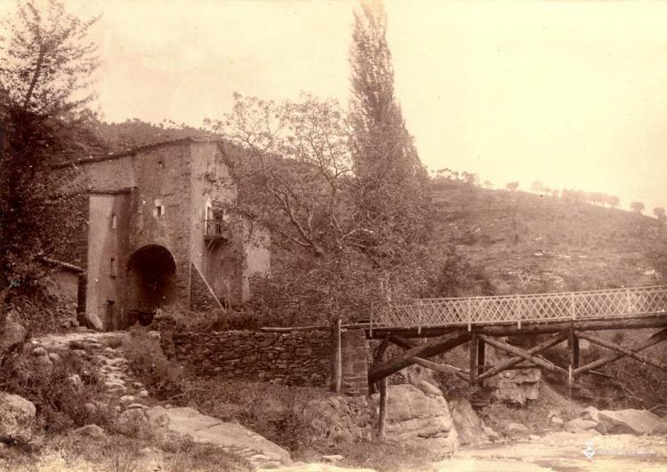 Riera, masia i pont al Figueró