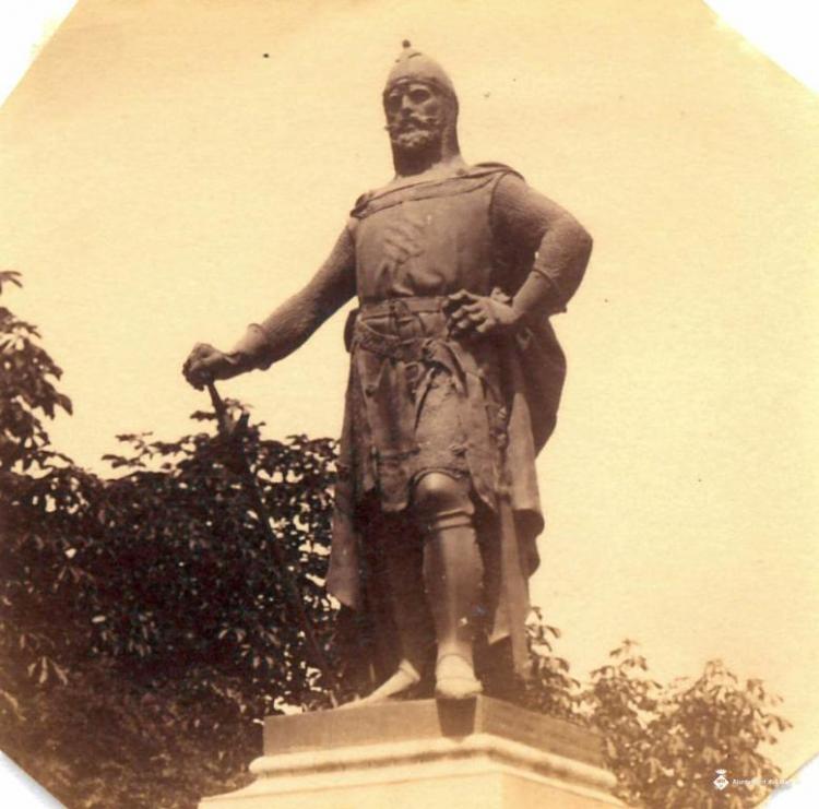 Estàtua de Roger de Llúria, Barcelona
