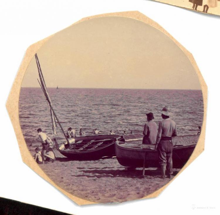 Platja amb barques i nens a Barcelona