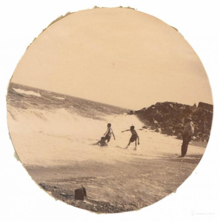 Platja de Barcelona amb nens jugant