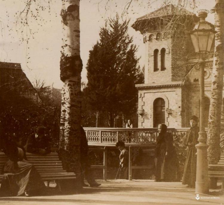 Casa- torre a Barcelona amb gent