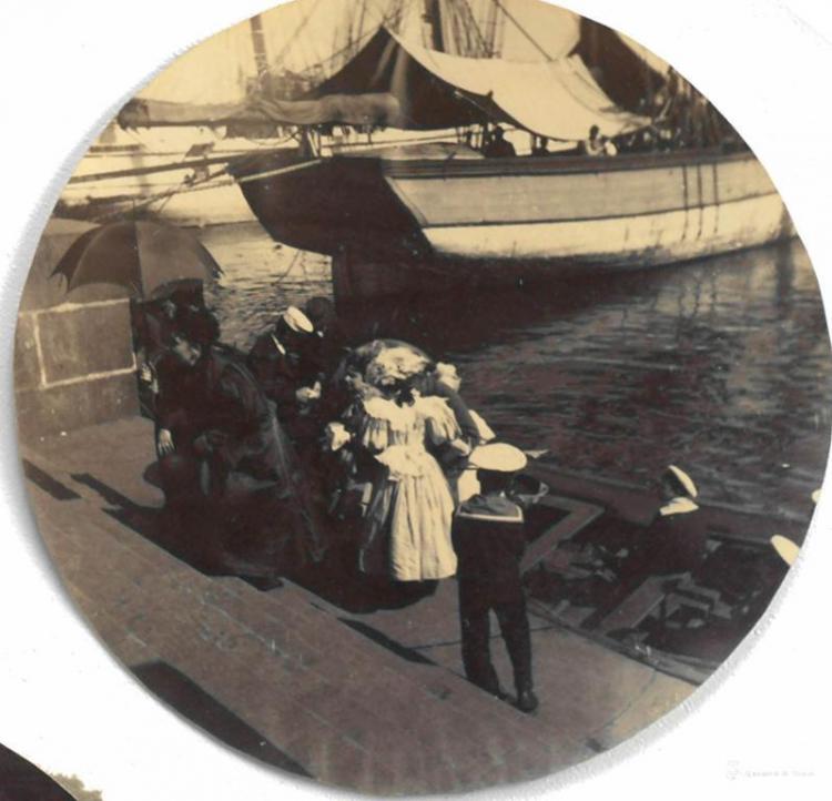 Dones baixant d'un vaixell al port de Barcelona
