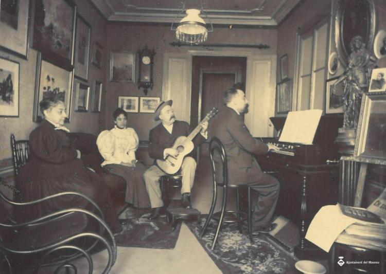 Interior d'una casa amb homes tocant música i dones escoltant
