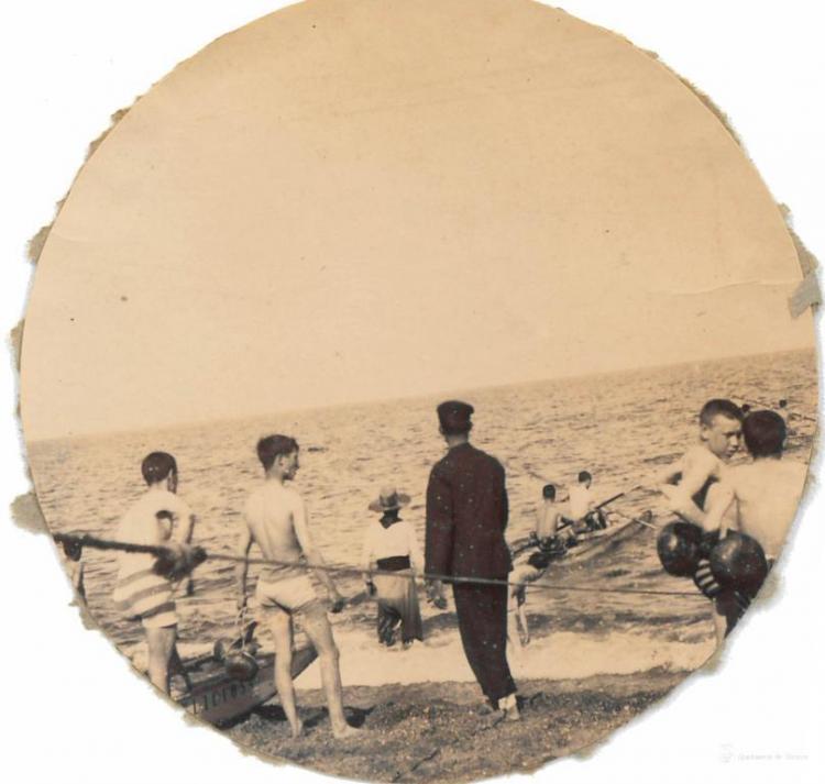 Nois a la platja de Barcelona amb una barca