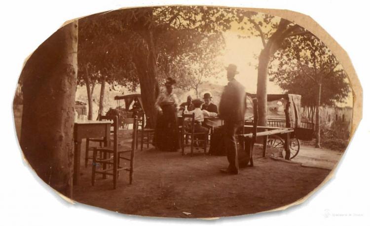 Persones fent un picnic a Barcelona