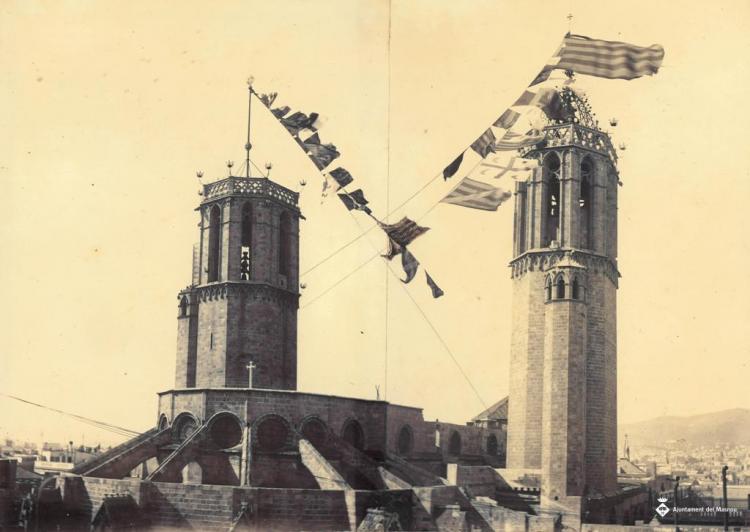 Campanars de la catedral de Barcelona amb banderoles