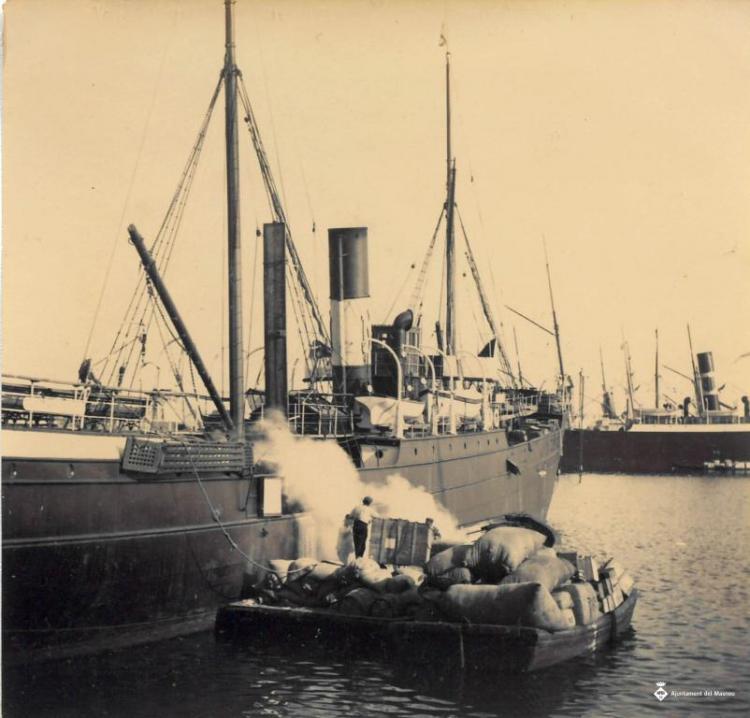 Vaixell de vapor carregant al port de Barcelona