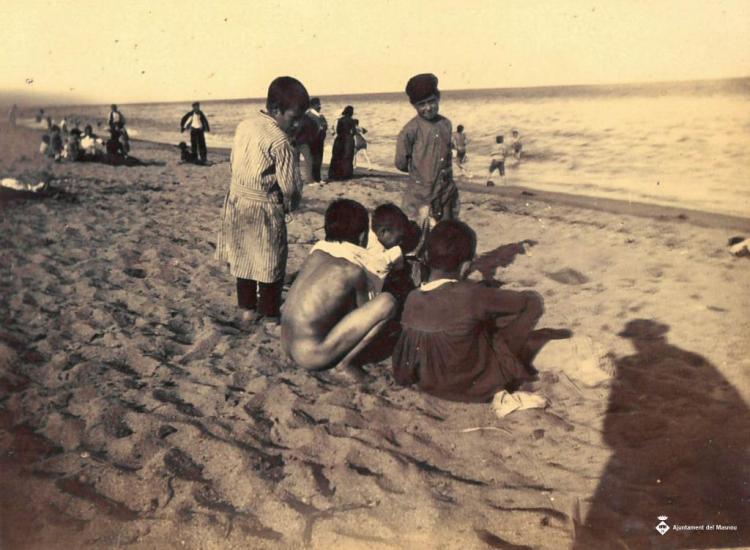 Nens a la platja de Barcelona