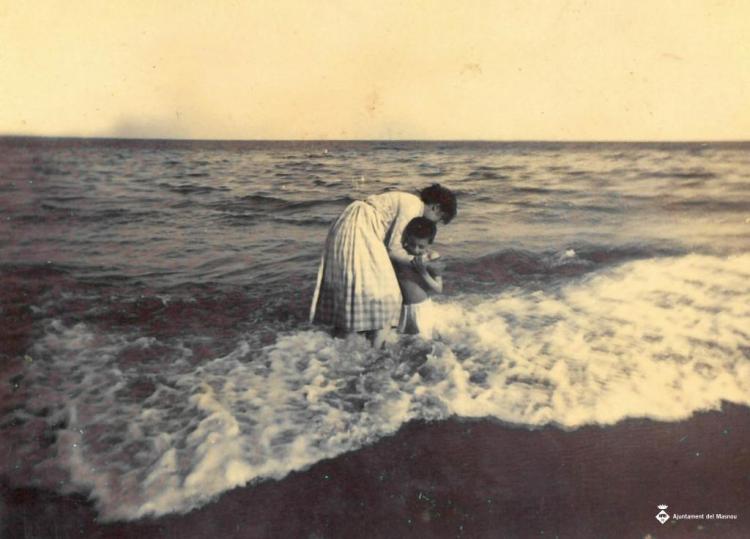 Mare i fill a la platja de Barcelona