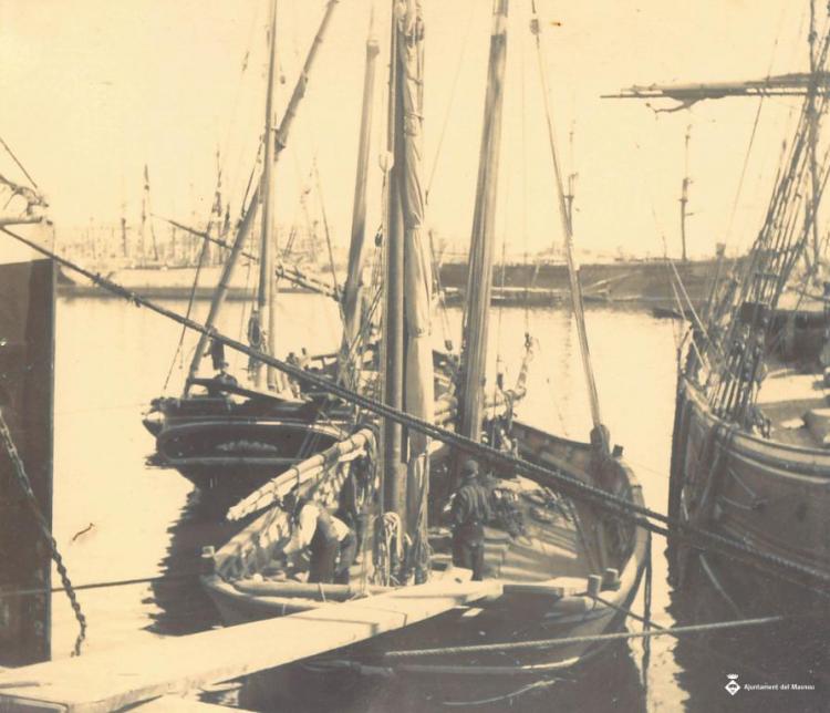 Barca al port de Barcelona