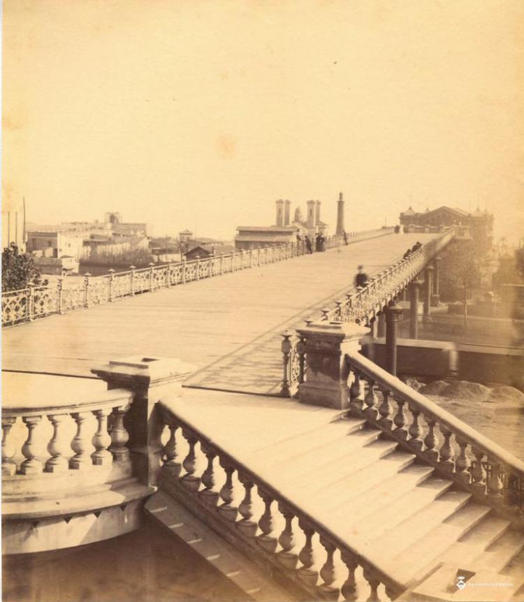 Pont que va del parc de la Ciutadella a la platja de Barcelona